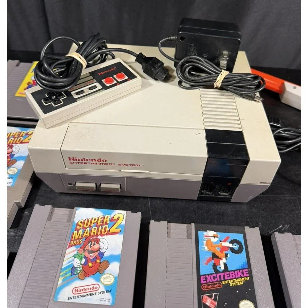 Nintendo Entertainment System NES-001 Console 1985 w/ 6 Games, Controller & Gun